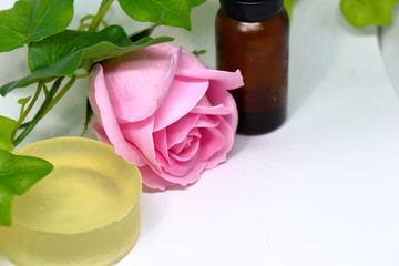 オイルの瓶と石鹸と薔薇