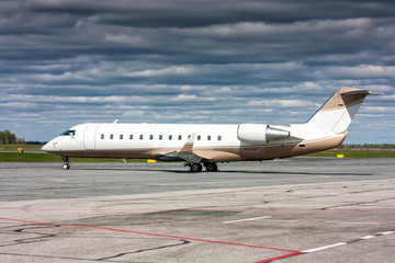 Obraz premium Samoloty firmowe na parkingu lotniska