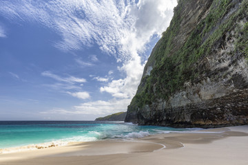 Clouds, blue sky and tropical surf at Kelingking Beach on Nusa Penida in Indonesia. - obrazy, fototapety, plakaty