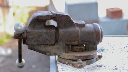 Старинные ржавые тиски