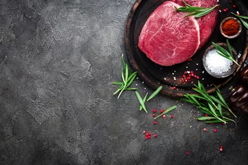 Photo sur Plexiglas Anti-reflet Viande Viande de boeuf crue. Coupe fraîche de viande de boeuf à bord avec des épices