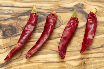 まな板に並んだ赤唐辛子