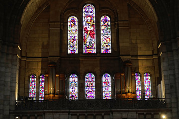 Bunte Kirchenfenster der Basilika Sacré Coeur, Montmartre, Paris, Île-de-France, Frankreich,...
