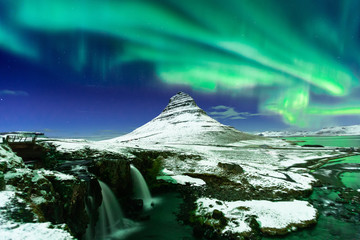 Aurore boréale ou aurore boréale au-dessus de la montagne kirkjufell en islande