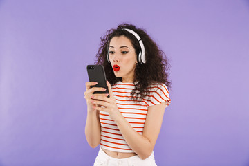 Naklejka premium Portrait of a cheerful young casual woman listening to music