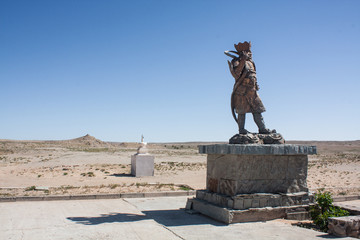 Stuppa et statue dans le désert de Gobi