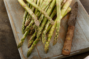 preparing fresh asparagus spears