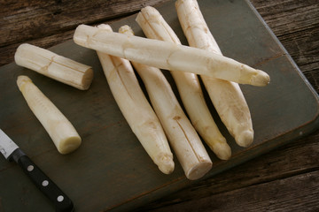 preparing fresh white asparagus spears
