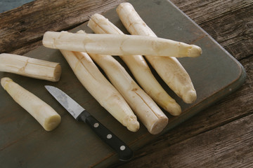 preparing fresh white asparagus spears