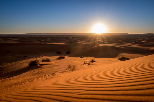 Sonnenaufgang am Horizont in der Sahara