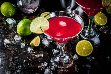 Red cosmopolitan cocktail with lime - obrazy, fototapety, plakaty