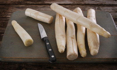 preparing fresh white asparagus spears