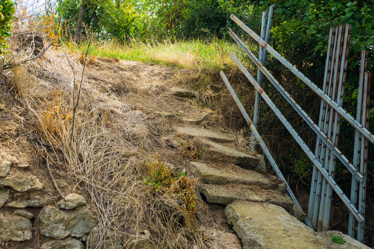 alte Steintreppe an einem Feldweg in den Weinbergen
