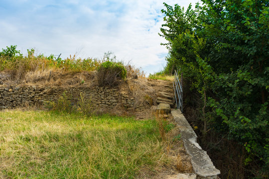 alte Steintreppe an einem Feldweg in den Weinbergen