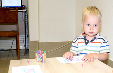 The educator deals with the child in the kindergarten. Creativity and development of the child