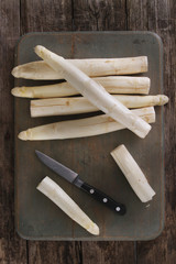 preparing fresh white asparagus spears