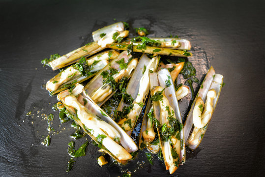 couteaux de mer cuisin&eacute; &agrave; l'ail et au persil