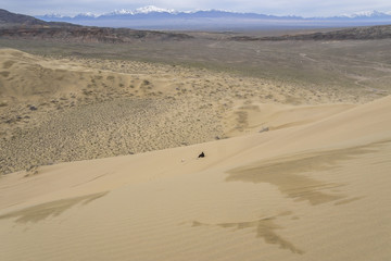 Fototapeta na wymiar The singing dune in the national park Altyn Emel, Kazakhstan 