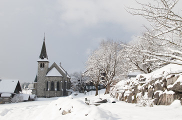 Fototapeta na wymiar Kirche von Grundlsee im Winter