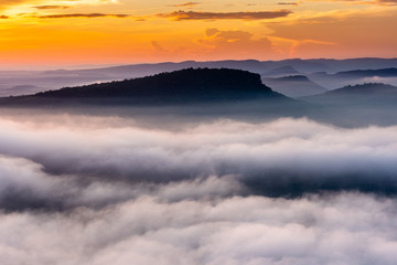 Fototapeta na wymiar Sunrise and mist in the Valley beautiful