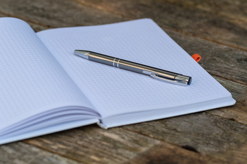 Notizbuch und Kugelschreiber