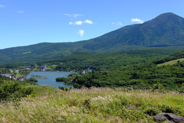 Fototapeta na wymiar 霧ヶ峰高原から白樺湖方面を見る