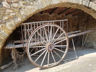 Obraz premium Old wooden horse carriage over a stone bridge