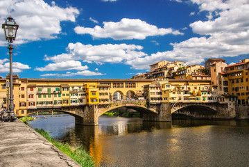 Ponte Vecchio de beroemde boogbrug in Florence, Italië.