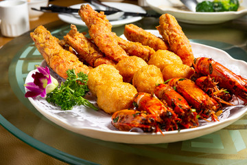 Fry prawns with salted egg yolk and fried prawn ball