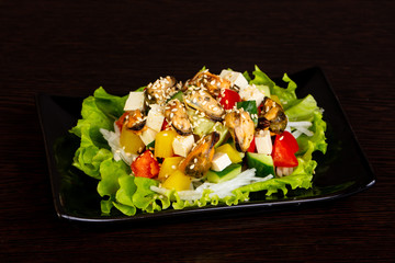 Salad with tofu and mussels