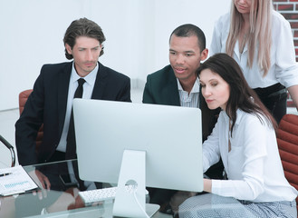 Obraz premium business people discussing financial information,sitting at his Desk