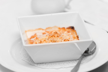 vegan gluten-free apples with almonds under a crumb of the oven, vanilla sauce with coconut milk