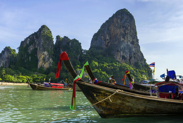 Longtailboote am Railay-Beach bei Krabi, Thailand