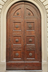 porta in legno facciata palazzo antico, toscana firenze