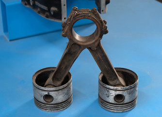 Kolben eines alten Flugzeugmotors
