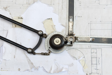 Ältere Zeichenmaschine mit Scheren-Parallelogrammführungen