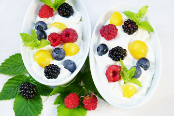 leckere Nachspeise, frischer Quark oder Joghurt mit Früchten