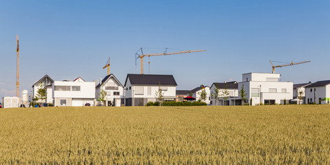 Germany, Baden-Wuerttemberg, Ulm, Lehr, modern one-family houses, cranes