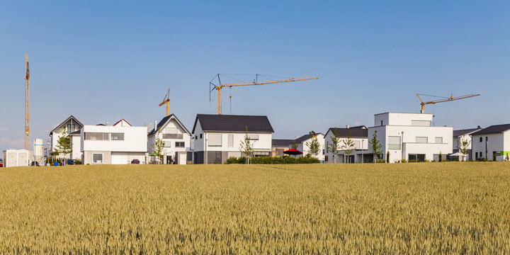 Germany, Baden-Wuerttemberg, Ulm, Lehr, modern one-family houses, cranes