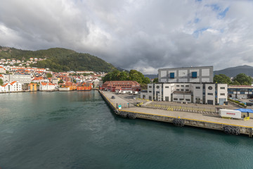 Fototapeta na wymiar Auslaufen aus dem Hafen von Bergen in Norwegen