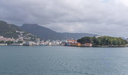 Fototapeta premium Auslaufen aus dem Hafen von Bergen in Norwegen