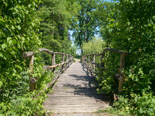 Alte Fußgängerbrücke aus Holz