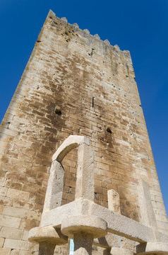 Estructura de h&oacute;rreo junto  la torre de Lapela, Mon&ccedil;ao. Portugal