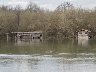 Fototapeta na wymiar Kleines Holzhaus am Fluss II