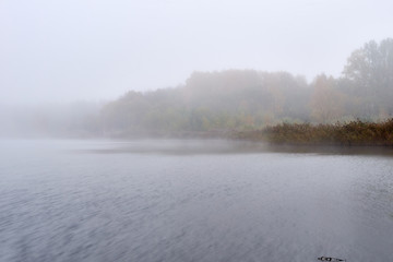 Obraz na płótnie Canvas Fog in the autumn over the lake.