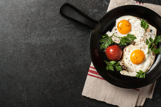Fried eggs with tomato