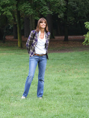 Donna al parco  passeggia