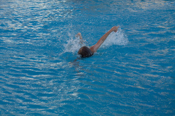 nadar y bucear en la piscina de verano