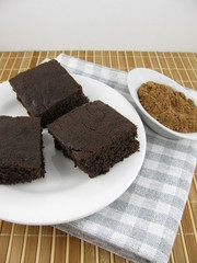 Frisch gebackener leckere dunkler Carob Kuchen auf einem Teller