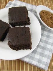 Frisch gebackener leckere dunkler Carob Kuchen auf einem Teller